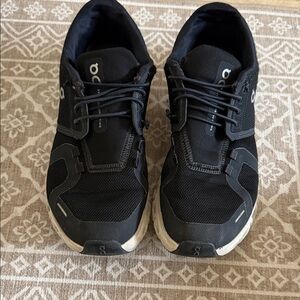 On clouds women’s Black Athletic sneaker